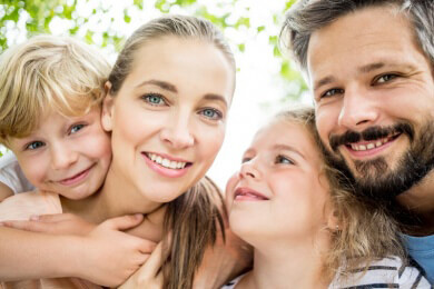 Kleinkinder bis zu 4 Jahren beim Hochheben immer unter die Arme greifen