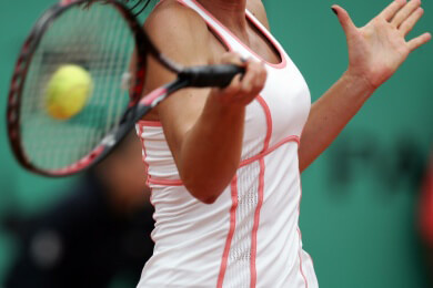 Tennisspielen kann Rückenschmerzen verursachen