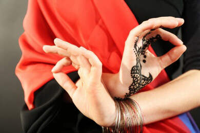 Auch bei Henna-Tattoos ist Vorsicht geboten: Zusatzstoffe können Unverträglichkeiten auslösen