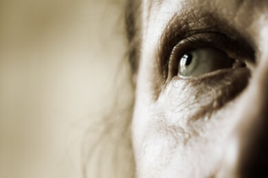 Die richtige Pflege für die Augen: Mit Cremes gegen Fältchen