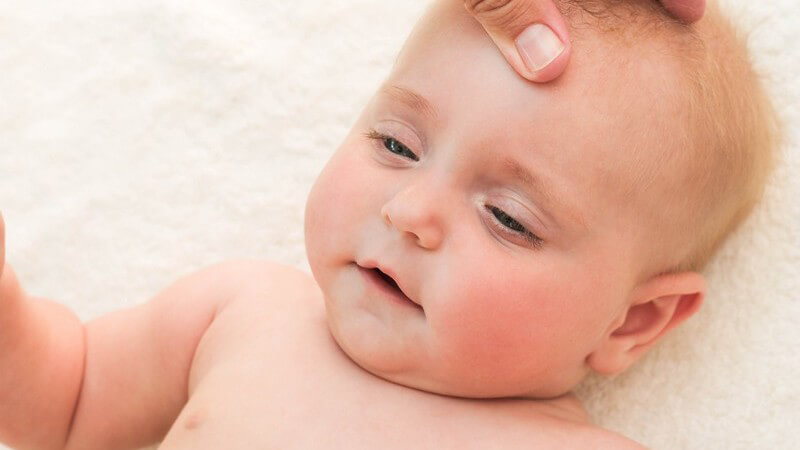 Stirnmassage bei einem Baby