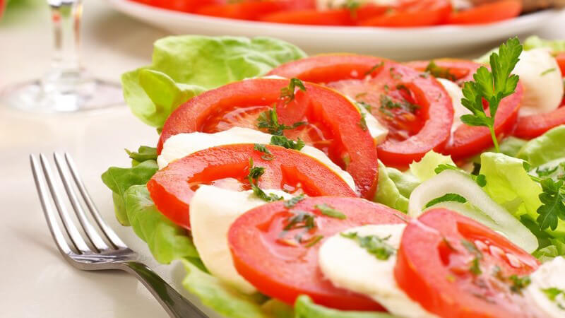 Frischer Salat mit Tomaten, Mozarella, Petersilie