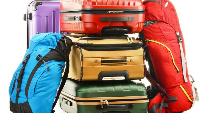 Reisegepäck - mehrere Reisekoffer und Rucksäcke auf einem Haufen