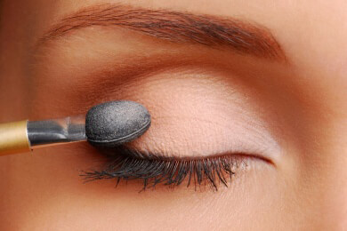 Smokey Eyes müssen nicht immer Schwarz sein - So wird der Look mal bürotauglich geschminkt
