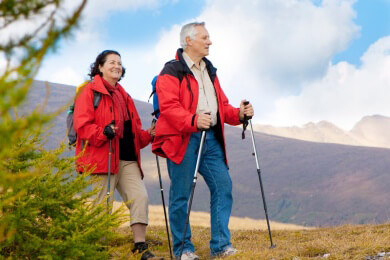 Bewegung im Alter: Wandern ist eine gute Möglichkeit lange fit zu bleiben