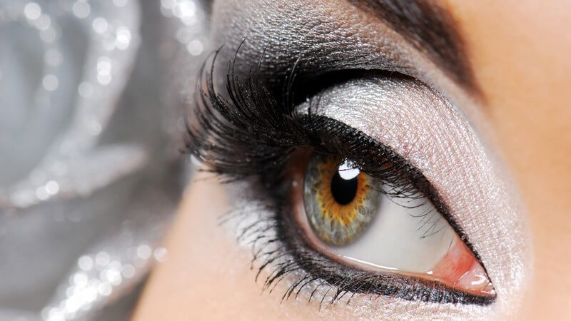 Rechtes Auge einer Frau, silber-schwarz geschminkt