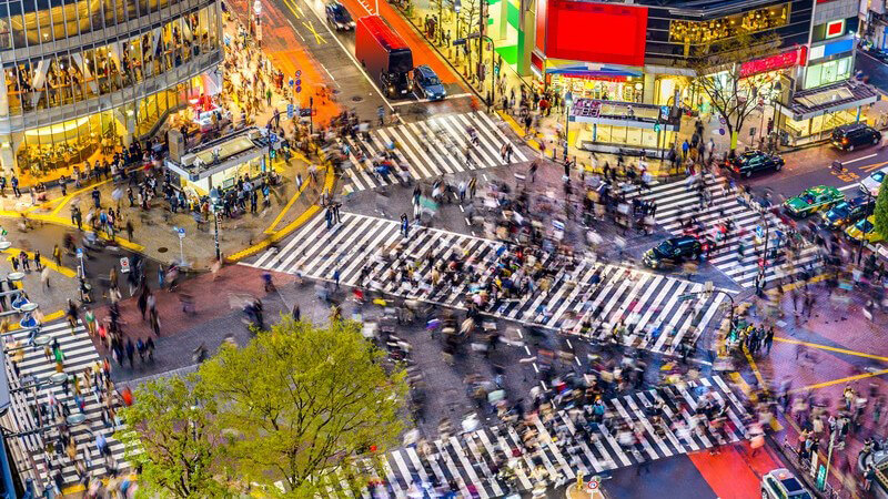 Blick aus der Vogelperspektive auf eine Kreuzung in Shibuya (Tokio), Japan