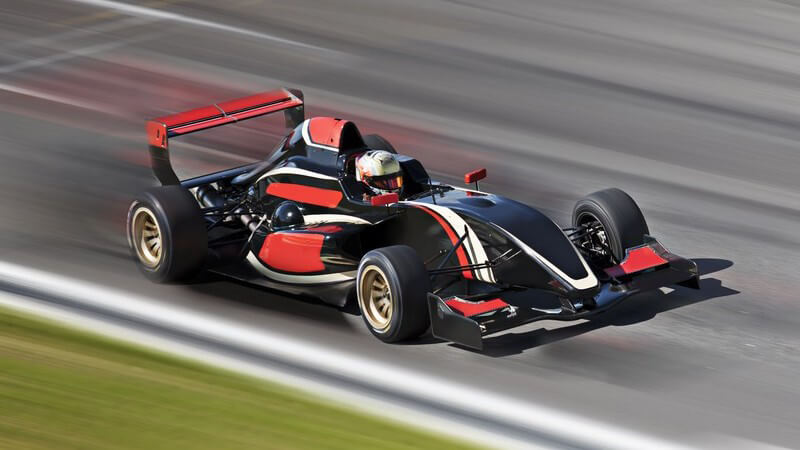 Schwarz-rotes Formel 1-Auto auf Rennstrecke