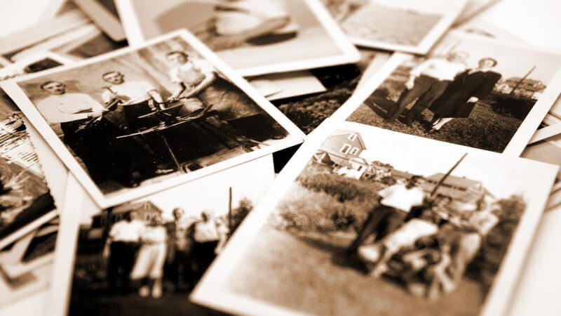 Stapel mit schwarz-weißen alten Familienfotos