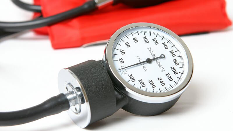 Nahaufnahme Blutdruck Messgerät auf weißem Hintergrund