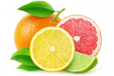 Bei Entzündungen der Mundschleimhaut sollte auf Zitrusfrüchte und harte Speisen verzichtet werden