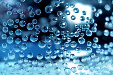 Forscher lassen Wassertropfen nach oben fließen