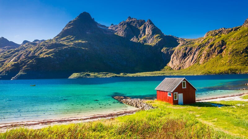 Lofoten vor der Küste Norwegens: Hütte am Strand des Trollfjords