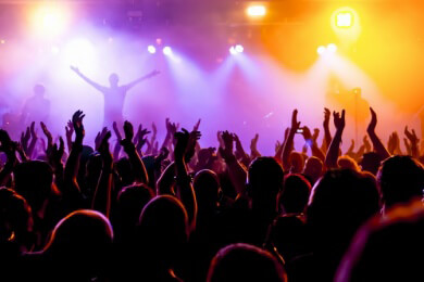 Wie man sich bei einem Konzert nach vorne drängelt ohne dass dies die anderen Besucher mitbekommen