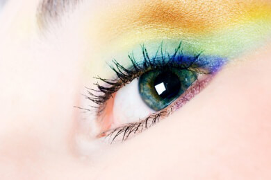 Schminkklassiker "Smokey Eyes" wird im kommenden Herbst farbig interpretiert