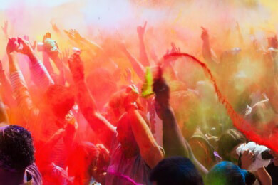 "Holi Festival of Colours" in Köln als buntes Spektakel - Partygäste beschweren sich über Farbe