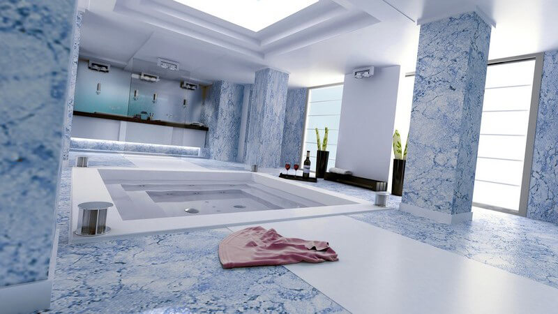 Riesiges Design-Luxus-Badezimmer mit blauem Marmor, in Boden eingelassene Badewanne, Kleid liegt auf Boden