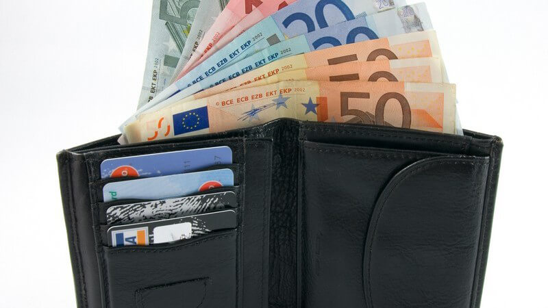 Lederportemonnaie mit Geldscheinen und verschiedenen Karten