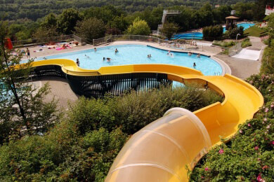 Im Looping durch das feuchte Nass: Immer wildere Rutschen in deutschen Spaßbädern