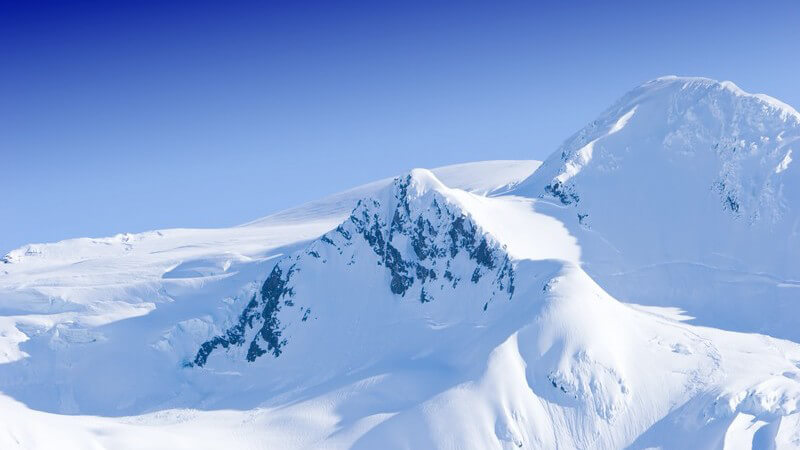 Landschaftsbild verschneite Bergspitzen