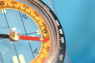 Wie bestimmt man die Himmelsrichtungen ohne einen Kompass?