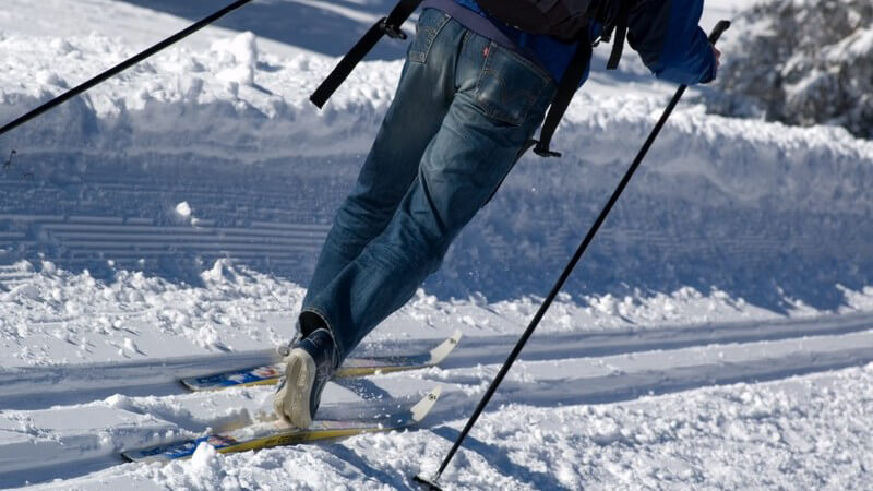 Skilangläufer im Schnee, Jeans