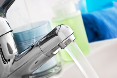 Kupferbeschichtung auf Türklinken und Wasserhähnen schützt vor dem Norovirus