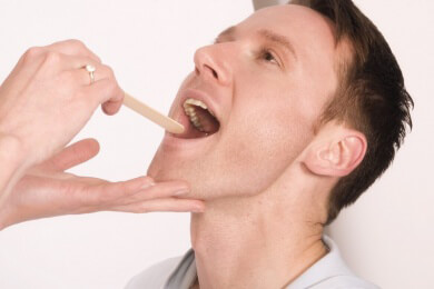 Probleme mit dem Speichelfluss - was tun bei Mundtrockenheit?