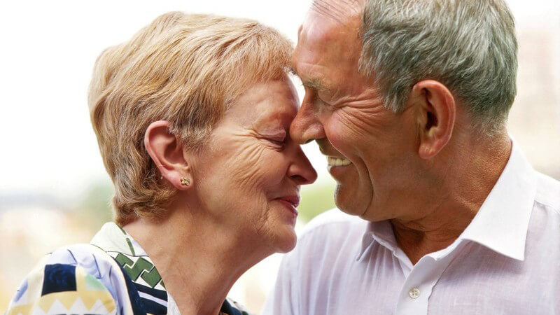 Älteres glückliches Paar, Gesicht an Gesicht, lächelnd
