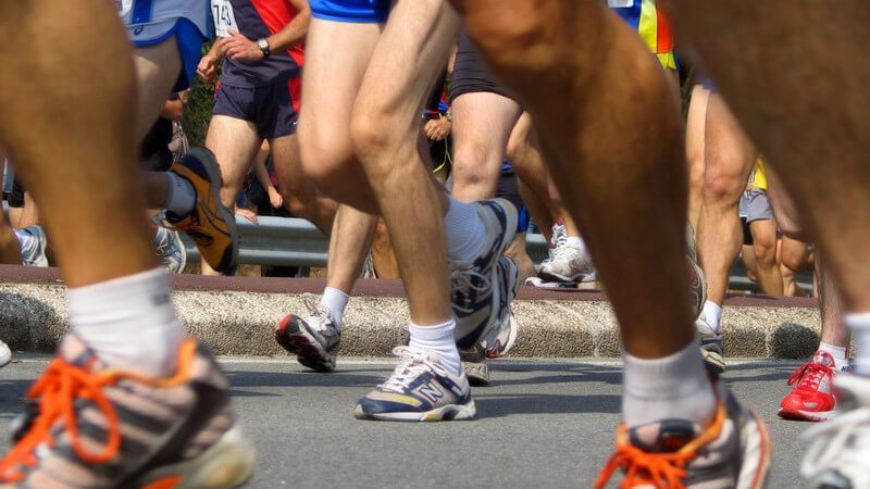 Ausschnitt Marathonläufer auf Straße