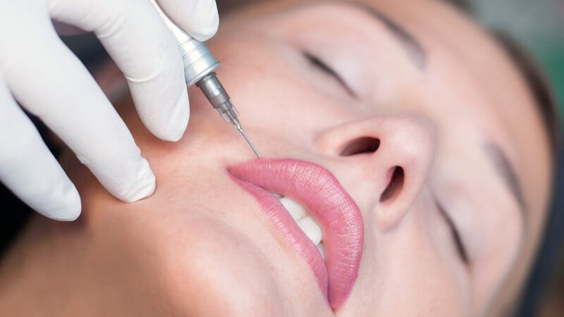 Permanent-Make-up-Behandlung an der Lippenkontur einer Frau