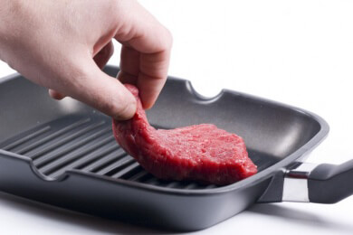 Zu hoher Wassergehalt lässt das Fleisch in der Pfanne zusammenschrumpfen