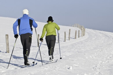 Die Wahl der richtigen Stöcke und Skier ist beim Skilanglauf entscheidend