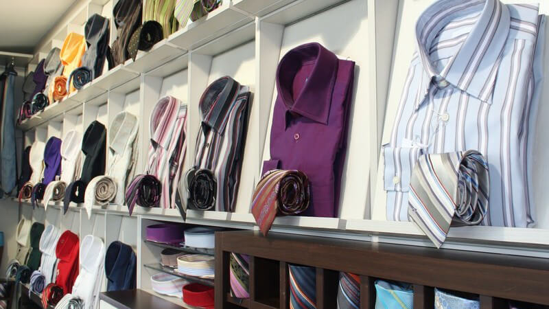 Regal mit Hemden und Krawatten in einem Bekleidungsgeschäft