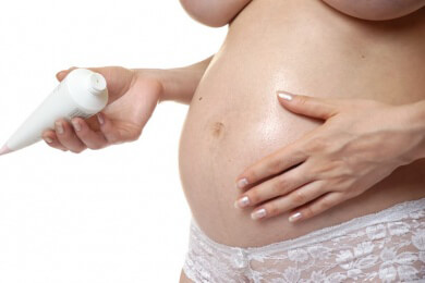 Die Therapie mit Kortikoiden bei Hautproblemen geht auch während der Schwangerschaft