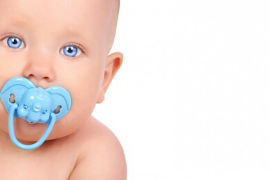 Eltern sollten den Schnuller vom Baby nicht ablecken. Es droht die Übertragung von Kariesbakterien