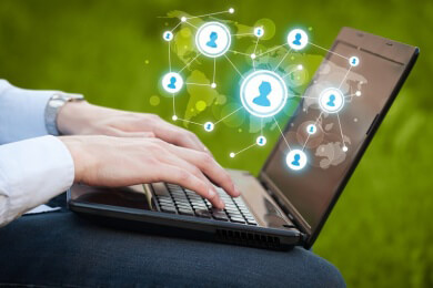 Unternehmen dürfen Fan-Seiten bei Facebook betreiben - Datenschützer unterliegen vor Gericht