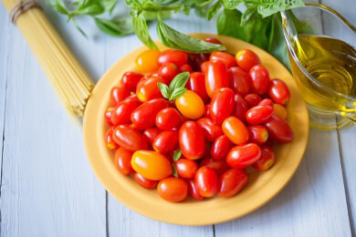 Grüne Tomaten braucht man nicht wegzuwerfen, sie reifen noch nach