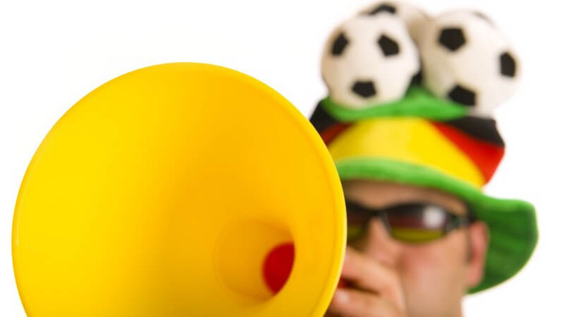 Fußballfan mit Hut und Vuvuzela, Tröte