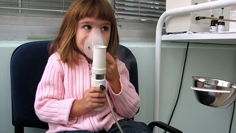 Kleines Mädchen beim Arzt mit Inhalationsgerät