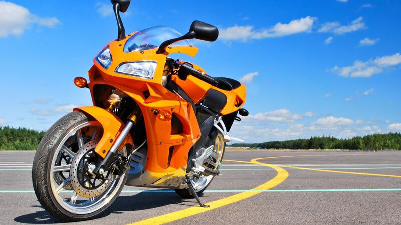 Orangenes Motorrad auf Straße