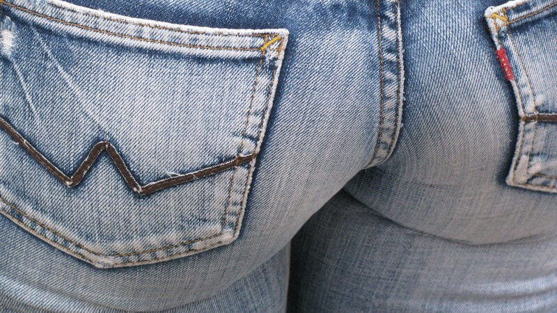 Nahaufnahme Frauenhintern in Jeans