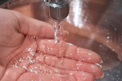 Optimistischer dank Händewaschen