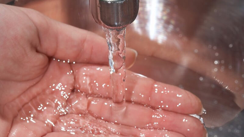 Nahaufnahme Händewaschen in Edelstahl Waschbecken
