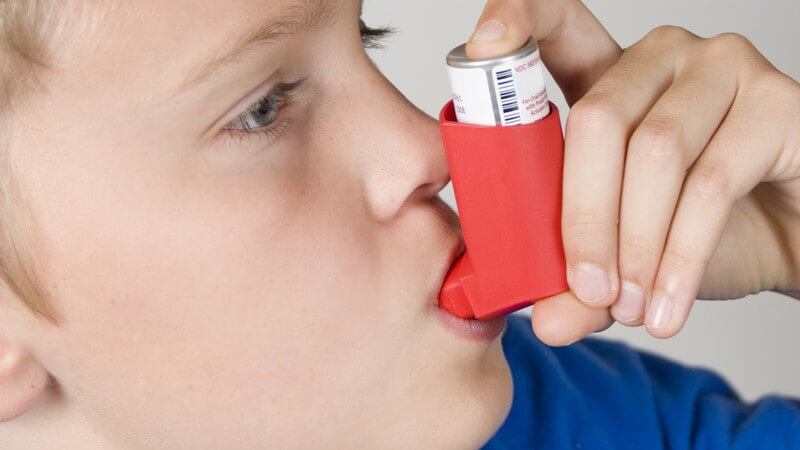 Junge mit Asthma benutzt Inhaliergerät