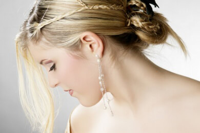 Eine gekreuzte Hochsteckfrisur für jeden Anlass