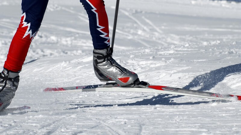 Beine eines jungen Skifahrers