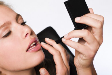 Winterfeste Lippen - Was man bei der Auswahl der Pflegeprodukte gegen spröde Lippen beachten sollte