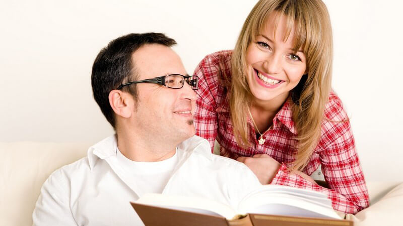 Paar liest zusammen in einem Buch