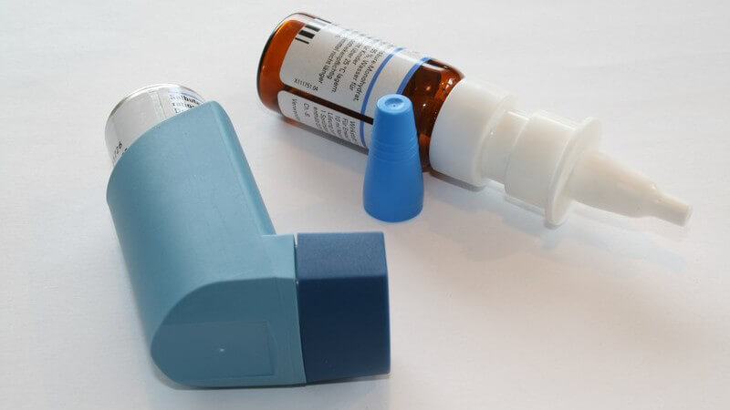Heuschnupfenspray, blaue Kappe und blaues Asthmaspray